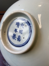 Rare coupe en porcelaine de Chine en bleu et blanc &agrave; d&eacute;cor d'une sc&egrave;ne du 'Xi Xiang Yi', &eacute;poque Transition