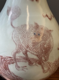 Vase de forme bouteille en porcelaine de Chine &agrave; d&eacute;cor de qilins en rouge de cuivre, Qianlong