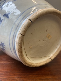 Vase en porcelaine de Chine en bleu et blanc aux d&eacute;cors floraux, &eacute;poque Transition