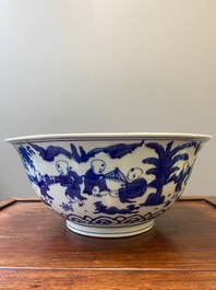 Een zeldzame grote Chinese blauw-witte kom met '100 jongens', Jiajing merk en periode