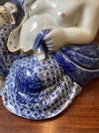 Bouddha en porcelaine de Chine en bleu et blanc, marque de You Lin Ji Zao 游林記造, R&eacute;publique
