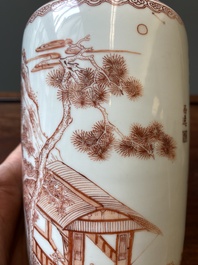 Een Chinese ijzerrode rouleau vaas, gesigneerd Xi Yi 西逸, Kangxi
