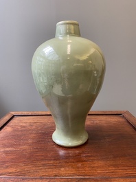Vase de type 'meiping' en porcelaine de Chine c&eacute;ladon de Longquan, Ming