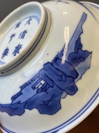 Coupe en porcelaine de Chine en bleu et blanc, marque et &eacute;poque de Kangxi