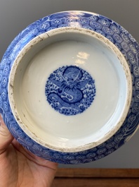 Bol couvert en porcelaine de Chine 'Bleu de Hue' pour le Vietnam, marque d'un dragon pour la p&eacute;riode Thiệu Trị (1840-1847)