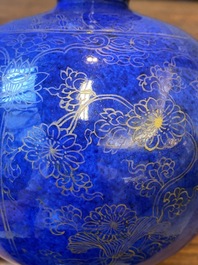 Base de narguil&eacute; en porcelaine de Chine en bleu poudr&eacute; &agrave; d&eacute;cor dor&eacute; de rinceaux de lotus, Kangxi
