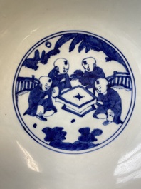 Een zeldzame grote Chinese blauw-witte kom met '100 jongens', Jiajing merk en periode