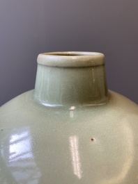 Vase de type 'meiping' en porcelaine de Chine c&eacute;ladon de Longquan, Ming