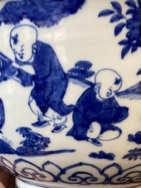 Een zeldzame grote Chinese blauw-witte kom met '100 jongens', Jiajing merk en periode