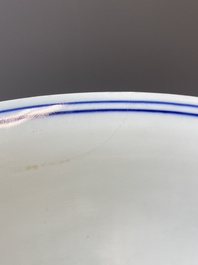 Een zeldzame grote Chinese blauw-witte kom met '100 jongens', Jiajing merk en periode