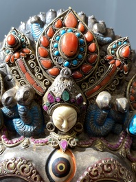 Grand masque de 'Bhairava' en argent filigran&eacute; et incrust&eacute; de pierres semi-pr&eacute;cieuses, Tibet ou N&eacute;pal, 19&egrave;me