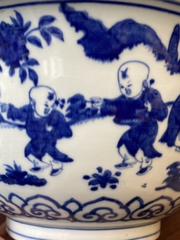 Een zeldzame grote Chinese blauw-witte kom met '100 jongens', Jiajing merk en periode