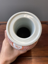 Een Chinese ijzerrode rouleau vaas, gesigneerd Xi Yi 西逸, Kangxi