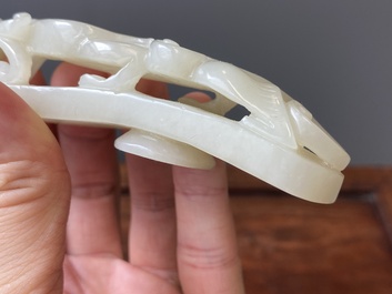 Deux boucles de ceintures sculpt&eacute;es en jade blanc et c&eacute;ladon, Chine, Qing