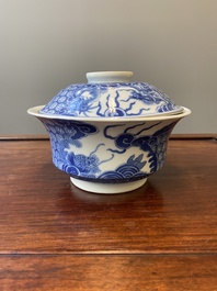 Bol couvert en porcelaine de Chine 'Bleu de Hue' pour le Vietnam, marque d'un dragon pour la p&eacute;riode Thiệu Trị (1840-1847)