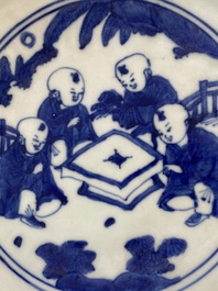 Een zeldzame grote Chinese blauw-witte kom met '100 jongens', Jiajing merk en periode