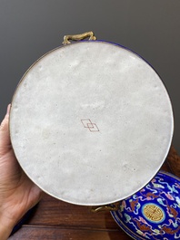 Een Chinese driedelige dekselterrine in Canton email met blauwe fondkleur, Qianlong