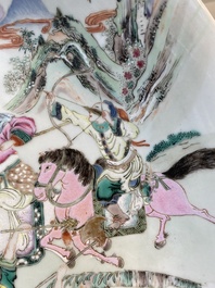 Grand plat en porcelaine de Chine famille rose &agrave; d&eacute;cor d'une chasse au tigre, marque de Yongzheng, R&eacute;publique