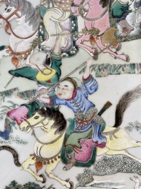 Grand plat en porcelaine de Chine famille rose &agrave; d&eacute;cor d'une chasse au tigre, marque de Yongzheng, R&eacute;publique