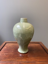 Vase de type 'meiping' en porcelaine de Chine c&eacute;ladon de Longquan, Ming