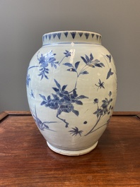 Vase en porcelaine de Chine en bleu et blanc aux d&eacute;cors floraux, &eacute;poque Transition