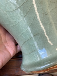 Vase de type 'meiping' en porcelaine de Chine c&eacute;ladon de Longquan, Ming
