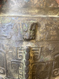Exceptionnel r&eacute;cipient couvert &agrave; vin rituel en bronze archa&iuml;que de type You (卣), dynastie Shang, p&eacute;riode Yinxu