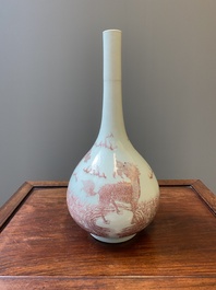 Vase de forme bouteille en porcelaine de Chine &agrave; d&eacute;cor de qilins en rouge de cuivre, Qianlong