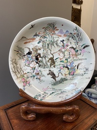 Grand plat en porcelaine de Chine famille rose &agrave; d&eacute;cor d'une chasse au tigre, marque de Yongzheng, R&eacute;publique