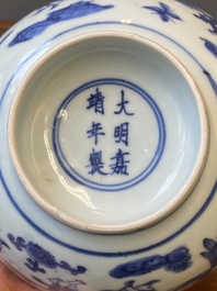 Een Chinese blauw-witte 'Acht onsterfelijken' kom, Jiajing merk en periode