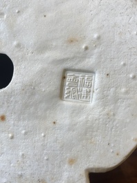 Bouddha en porcelaine de Chine en bleu et blanc, marque de You Lin Ji Zao 游林記造, R&eacute;publique