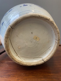 Vase en porcelaine de Chine en bleu et blanc aux d&eacute;cors floraux, &eacute;poque Transition