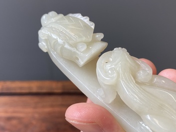 Deux boucles de ceintures sculpt&eacute;es en jade blanc et c&eacute;ladon, Chine, Qing