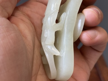 Deux boucles de ceintures sculpt&eacute;es en jade blanc et c&eacute;ladon, Chine, Qing