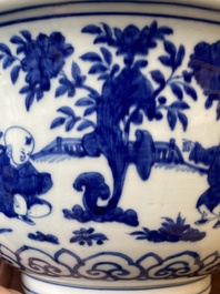 Een zeldzame grote Chinese blauw-witte kom met '100 jongens', Jiajing merk en periode