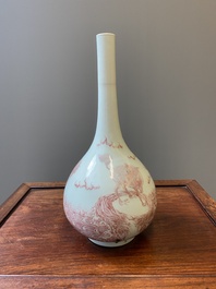 Vase de forme bouteille en porcelaine de Chine &agrave; d&eacute;cor de qilins en rouge de cuivre, Qianlong