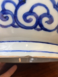 Een zeldzame grote Chinese blauw-witte kom met '100 jongens', Jiajing merk en periode