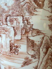 Een Chinese ijzerrode rouleau vaas, gesigneerd Xi Yi 西逸, Kangxi
