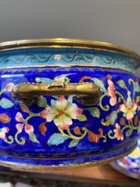 Een Chinese driedelige dekselterrine in Canton email met blauwe fondkleur, Qianlong