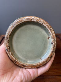 Vase de type 'meiping' en porcelaine de Chine c&eacute;ladon de Longquan, Ming