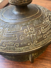 Exceptionnel r&eacute;cipient couvert &agrave; vin rituel en bronze archa&iuml;que de type You (卣), dynastie Shang, p&eacute;riode Yinxu