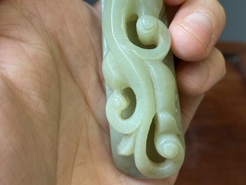 Deux boucles de ceintures sculpt&eacute;es en jade blanc et c&eacute;ladon, Chine, Qing