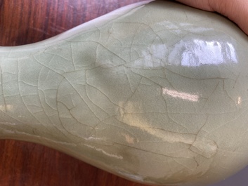 Vase de type 'meiping' en porcelaine de Chine c&eacute;ladon de Longquan, Ming