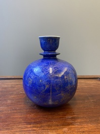 Base de narguil&eacute; en porcelaine de Chine en bleu poudr&eacute; &agrave; d&eacute;cor dor&eacute; de rinceaux de lotus, Kangxi