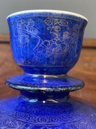 Base de narguil&eacute; en porcelaine de Chine en bleu poudr&eacute; &agrave; d&eacute;cor dor&eacute; de rinceaux de lotus, Kangxi