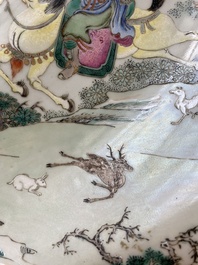Grand plat en porcelaine de Chine famille rose &agrave; d&eacute;cor d'une chasse au tigre, marque de Yongzheng, R&eacute;publique