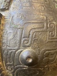 Exceptionnel r&eacute;cipient couvert &agrave; vin rituel en bronze archa&iuml;que de type You (卣), dynastie Shang, p&eacute;riode Yinxu
