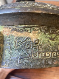 Exceptionnel r&eacute;cipient couvert &agrave; vin rituel en bronze archa&iuml;que de type You (卣), dynastie Shang, p&eacute;riode Yinxu