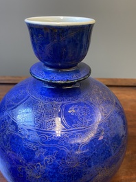 Base de narguil&eacute; en porcelaine de Chine en bleu poudr&eacute; &agrave; d&eacute;cor dor&eacute; de rinceaux de lotus, Kangxi