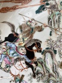 Grand plat en porcelaine de Chine famille rose &agrave; d&eacute;cor d'une chasse au tigre, marque de Yongzheng, R&eacute;publique